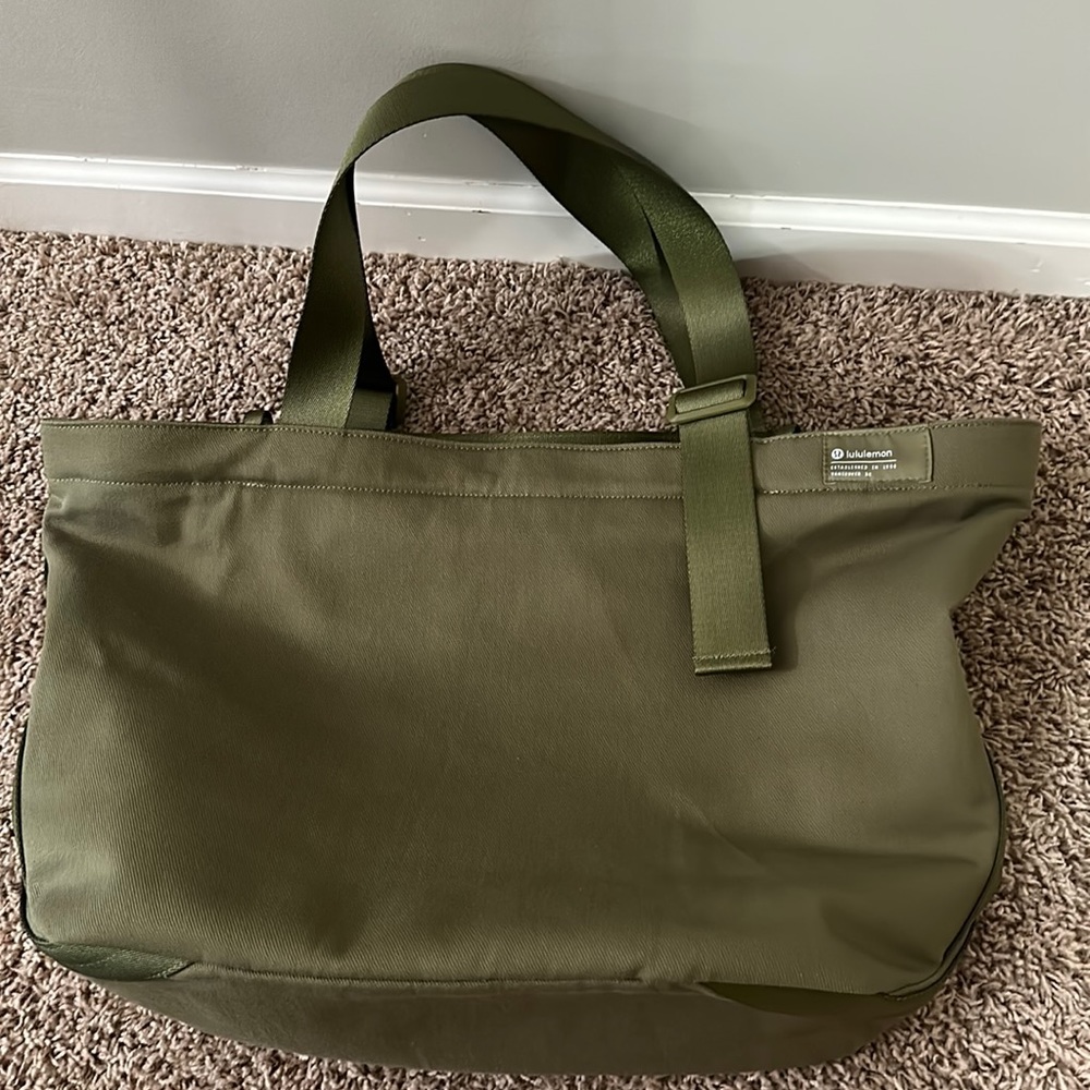 All clean lines tote bag
